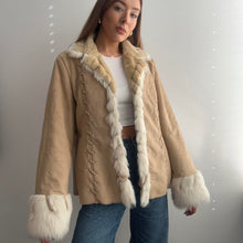 Load image into Gallery viewer, Cute beige and cream coat size 16
