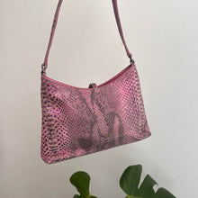 Load image into Gallery viewer, Metallic pink / purple snakeskin shoulder bag
