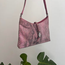 Load image into Gallery viewer, Metallic pink / purple snakeskin shoulder bag
