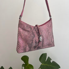 Load image into Gallery viewer, Metallic pink / purple snakeskin shoulder bag
